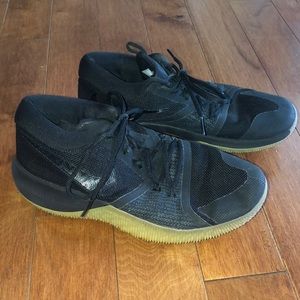 Basketball shoes